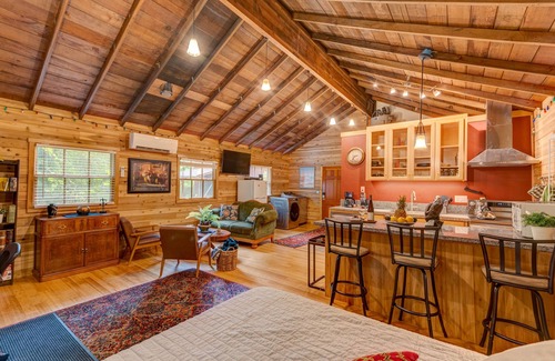 Lane County Cabin | Luxury & charming cabin🏡 on seasonal ⛰️ stream in beautiful forest setting🌳