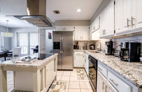 Woods of Shavano House | LUXURY! charming home w garage. Near Fiesta, Rim & la Cantera! Sleeps 8