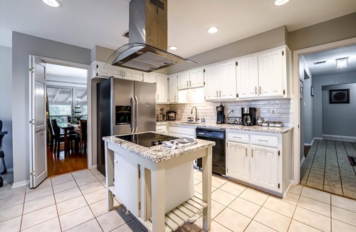 Woods of Shavano House | LUXURY! charming home w garage. Near Fiesta, Rim & la Cantera! Sleeps 8