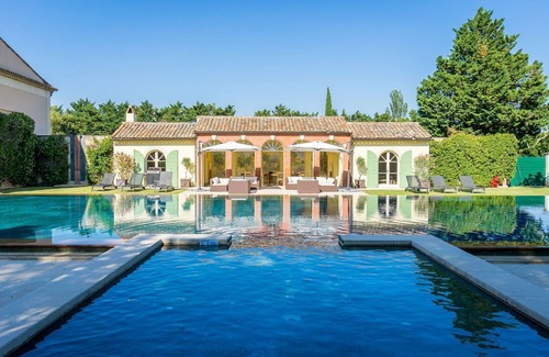 Sarrians Villa | Luxury chateau for rent in Provence