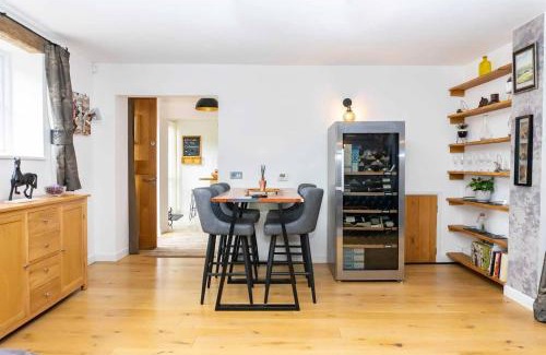 Charlton Kings House | Luxury -chelt Walking-2bed-long Stays-parking