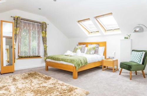 Charlton Kings House | Luxury -chelt Walking-2bed-long Stays-parking