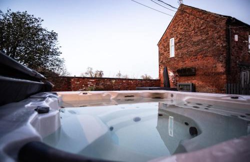 Crewe House | Luxury Cheshire Farmhouse -Sleeps 14 -Hot Tub