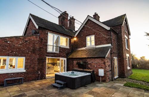 Crewe House | Luxury Cheshire Farmhouse -Sleeps 14 -Hot Tub