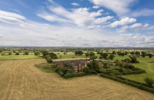 Crewe House | Luxury Cheshire Farmhouse -Sleeps 14 -Hot Tub