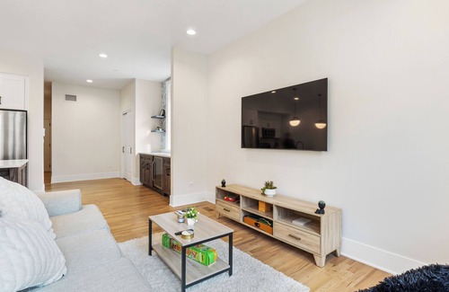 Wicker Park Apartment | Luxury Chicago 2 Story Condo: 10 Mins to Downtown