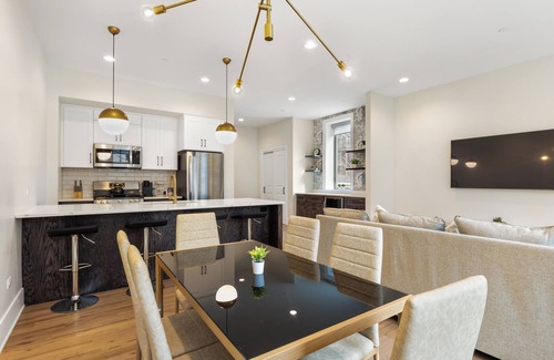 Wicker Park Apartment | Luxury Chicago 2 Story Condo: 10 Mins to Downtown