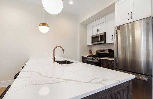 Wicker Park Apartment | Luxury Chicago 2 Story Condo: 10 Mins to Downtown