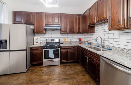 Grand Boulevard House | Luxury Chicago TH is a 10-minute drive to DWTN, perfect for city access RSV Now