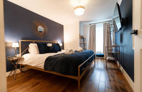 Canterbury Apartment | Luxury City Centre Haven Super King En-suite with Parking