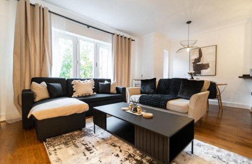 Canterbury Apartment | Luxury City Centre Haven Super King En-suite with Parking