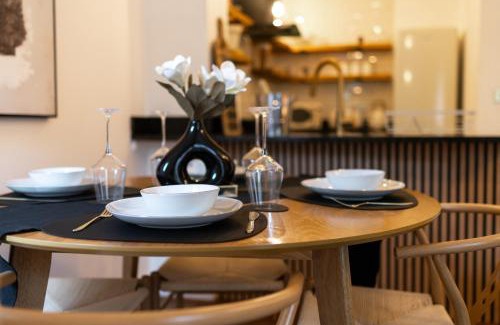 Canterbury Apartment | Luxury City Centre Haven Super King En-suite with Parking