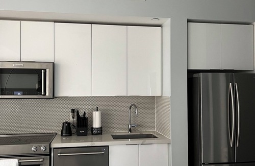 Bay Street Corridor Apartment | Luxury Cityscape 2-bedroom