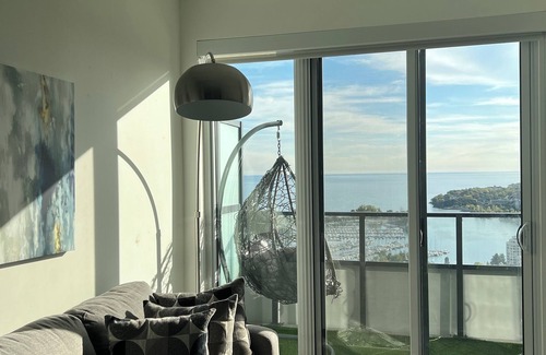 Bay Street Corridor Apartment | Luxury Cityscape 2-bedroom