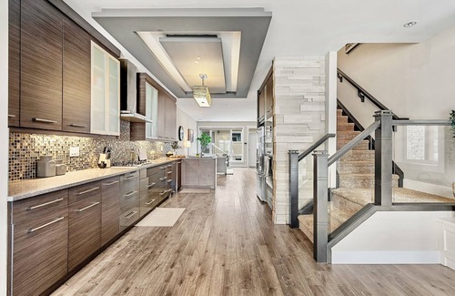 Killarney House | Luxury Cityscape Retreat w/Hot Tub