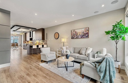 Killarney House | Luxury Cityscape Retreat w/Hot Tub