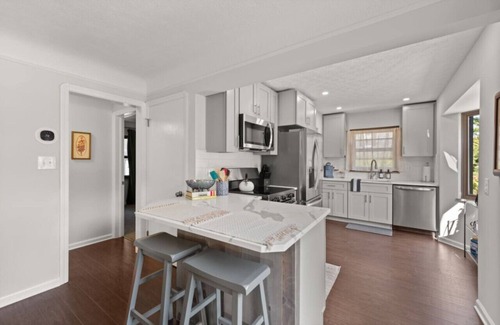 Parma Heights House | Luxury Cleveland Home W/Fitness Equipment & Yard
