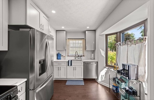 Parma Heights House | Luxury Cleveland Home W/Fitness Equipment & Yard