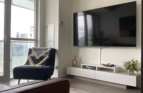 Toronto Entertainment District Condo | Luxury CN Tower Condo in the Heart of Toronto