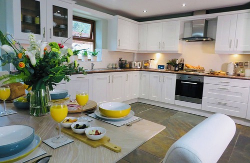 Bridgend House | Luxury Coach House 5-bedrooms Sleeps 12 Close to Bridgend Town & Beach