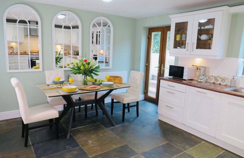 Bridgend House | Luxury Coach House 5-bedrooms Sleeps 12 Close to Bridgend Town & Beach
