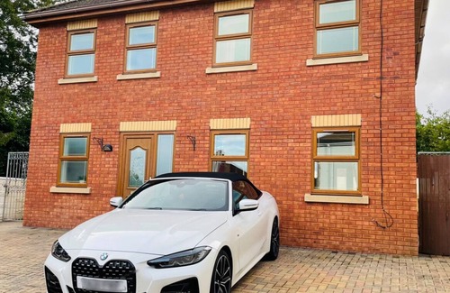Bridgend House | Luxury Coach House 5-bedrooms Sleeps 12 Close to Bridgend Town & Beach