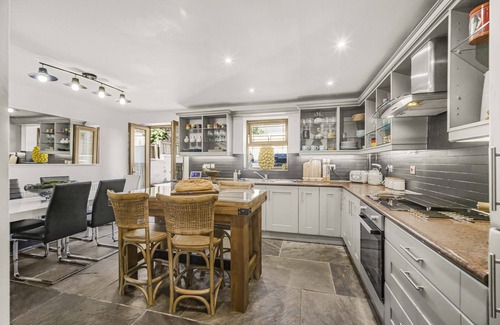 Bridgend House | Luxury Coach House Sleeps 12 People 5 Bedrooms