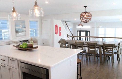 South End House | Luxury Coastal Single 5 bdrm (3 Master Suites) Prime Location, All The Amenities