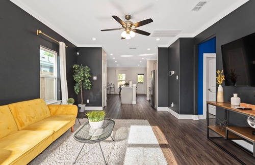 West Dallas House | Luxury Comfort 5 Bedroom Home in Heart of Dallas