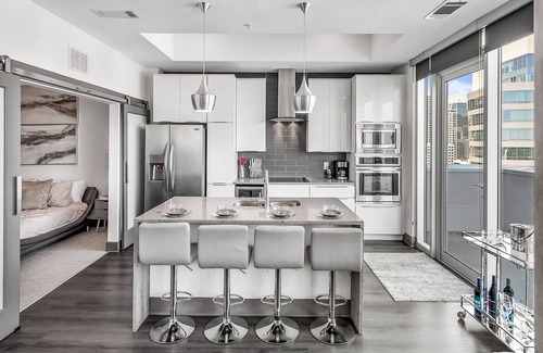 Second Ward Apartment | Luxury & Comfort ~ 5⭐️ Location, Pool, Gym