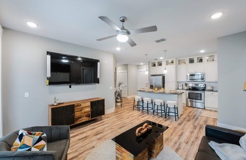 Carver City - Lincoln Gardens Apartment | Luxury & Comfort ~ WestShore Tampa ~ 4 mins to TPA