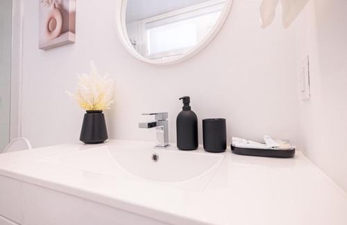 Niagara Falls Apartment | Luxury & Comfy Apartment, Mins Drive To All Niagara Falls Attraction