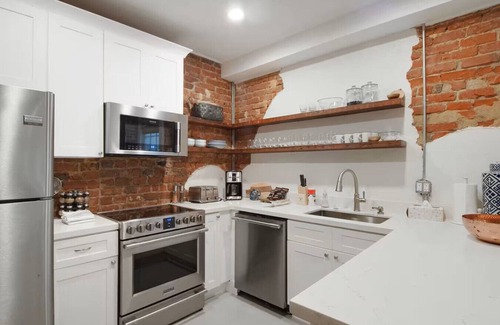 Lower Garden District Condo | Luxury Condo 1 Bed 1.5 Bath Block off Magazine
