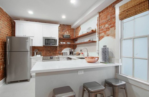 Lower Garden District Condo | Luxury Condo 1 Bed 1.5 Bath Block off Magazine