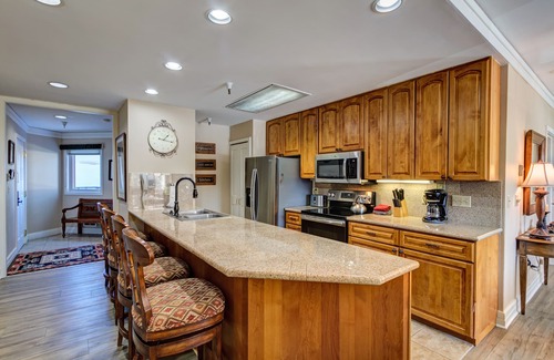 Peak 9 Condo | LUXURY CONDO, 30 YARDS TO LIFT, STEPS TO MAIN ST. BEST LOCATION, SLEEPS 8,DISC