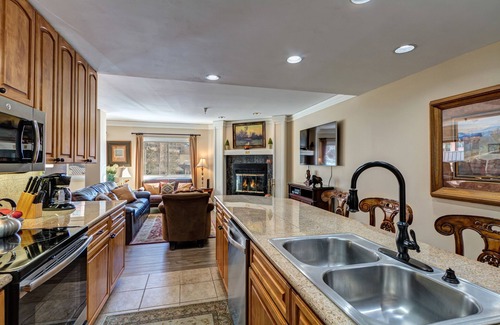 Peak 9 Condo | LUXURY CONDO, 30 YARDS TO LIFT, STEPS TO MAIN ST. BEST LOCATION, SLEEPS 8,DISC