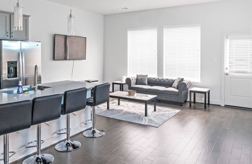 Riverside Terrace House | Luxury Condo Downtown + Neon Photowall