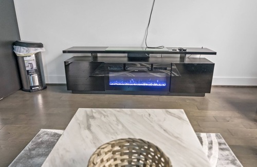 Riverside Terrace House | Luxury Condo Downtown + Neon Photowall