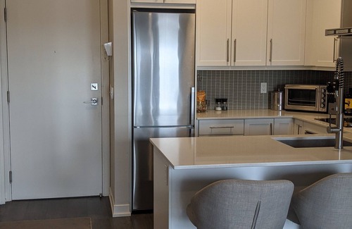 Burlington Condo | Luxury Condo- GO station, GYM, Pool, BBQs