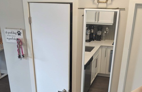Burlington Condo | Luxury Condo- GO station, GYM, Pool, BBQs