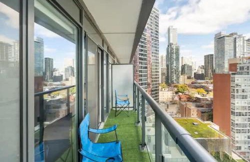 Bay Cloverhill House | Luxury Condo in Downtown Toronto