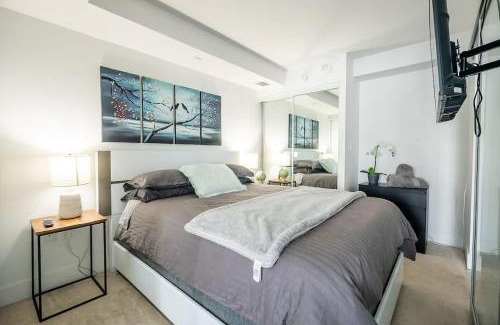 Bay Cloverhill House | Luxury Condo in Downtown Toronto
