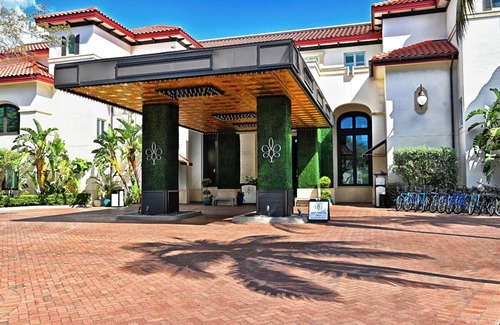 Redevelopment Area Condo | Luxury Condo in Naples at Bellasera