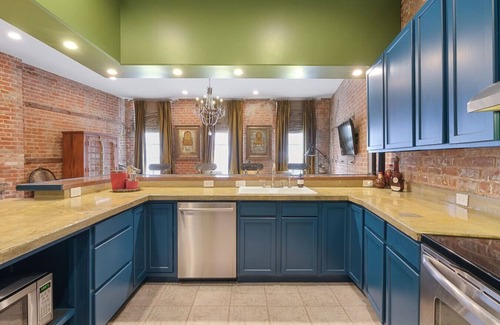 Central Business District Condo | Luxury Condo in the Warehouse District!