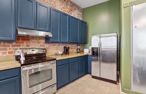 Central Business District Condo | Luxury Condo in the Warehouse District!