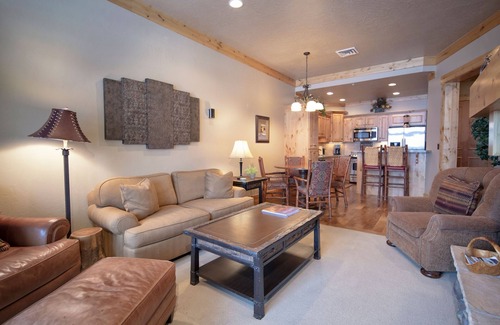 Victor Condo | Luxury Condo in Victor. A/C, W/D, WiFi, Balcony, Grill, Garage Parking. #307