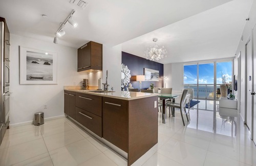 Downtown Miami Condo | Luxury Condo, #Instaworthy Views, 5 Star Amenities with W Miami