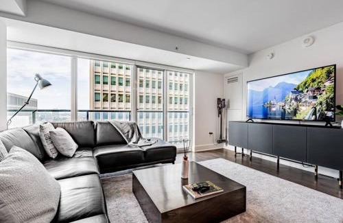 Bay Cloverhill Apartment | Luxury Condo on Bay Street