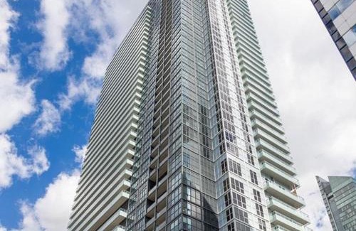 Toronto Entertainment District Apartment | Luxury condo on CN TOWER