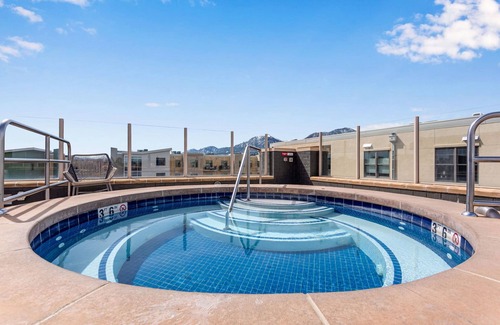 Baseline Sub Condo | Luxury Condo Rooftop Pool 30-day min